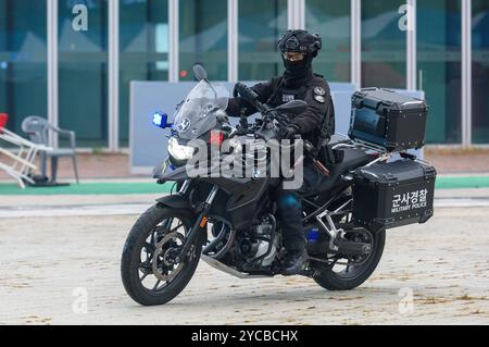 Goyang, Südkorea. Oktober 2024. Motorradfahrer der südkoreanischen Armee nehmen an den Krisenübungen zur Provokation in Goyang, nördlich von Seoul, Teil. Quelle: SOPA Images Limited/Alamy Live News Stockfoto