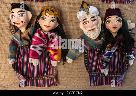 Handgefertigte usbekische Handpuppen zum Verkauf befinden sich an der Wand des Touristengeschäfts in der Altstadt von Buchara, Usbekistan Stockfoto