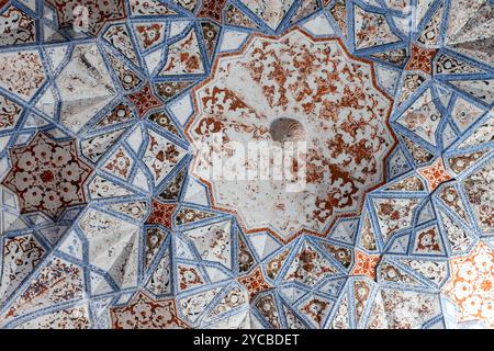 Dekorierte Decke der Wintermoschee von Abdulaziz Khan Madrasah, einer alten Madrassah in Buchara, Usbekistan. Sie wurde 1652-1654 erbaut Stockfoto