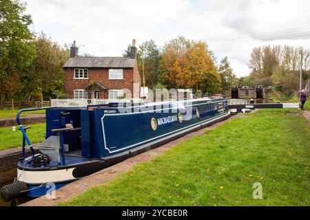 Canal Narrowboat fährt durch Wheelock Schleusen auf dem Trent and Mersey Kanal, während es durch das Dorf Wheelock Cheshire England fährt Stockfoto