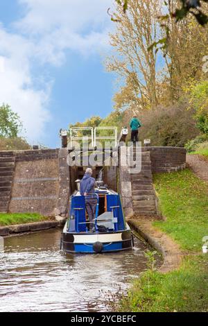 Canal Narrowboat fährt durch Wheelock Schleusen auf dem Trent and Mersey Kanal, während es durch das Dorf Wheelock Cheshire England fährt Stockfoto