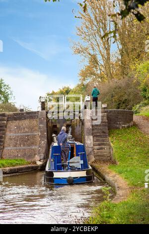 Canal Narrowboat fährt durch Wheelock Schleusen auf dem Trent and Mersey Kanal, während es durch das Dorf Wheelock Cheshire England fährt Stockfoto