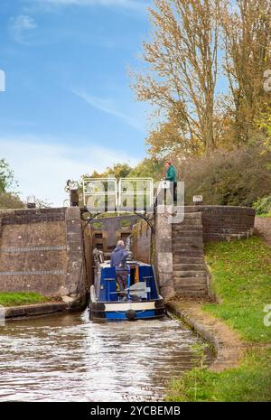 Canal Narrowboat fährt durch Wheelock Schleusen auf dem Trent and Mersey Kanal, während es durch das Dorf Wheelock Cheshire England fährt Stockfoto