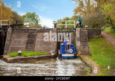 Canal Narrowboat fährt durch Wheelock Schleusen auf dem Trent and Mersey Kanal, während es durch das Dorf Wheelock Cheshire England fährt Stockfoto