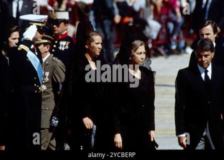 7 April 1993 Madrid Archivio Storico Olycom/LaPresse Giovanni di Borbone, conte di Barcellona (La Granja de San Ildefonso, 20 giugno 1913 - Pamplona, 1° aprile 1993), Quintogenito (terzo maschio) del Re Alfonso XIII di Spagna e della regina Vittoria Eugenia di Battenberg, infante di Spagna 1933 1977, Nella Foto: I Funerali di Giovanni di Borbone Padre di Juan Carlos i, La regina Sofia e sua figlia Infanta Elena in the Stockfoto