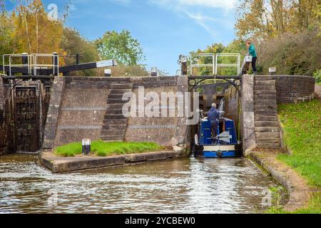 Canal Narrowboat fährt durch Wheelock Schleusen auf dem Trent and Mersey Kanal, während es durch das Dorf Wheelock Cheshire England fährt Stockfoto