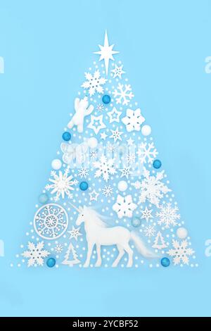 Abstrakte Form des Weihnachtsbaums mit magischem Einhorn, Eisbär, weißer Schneeflocke, Schnee und Kugeln. Nordpol Thema auf blauem Hintergrund. Stockfoto