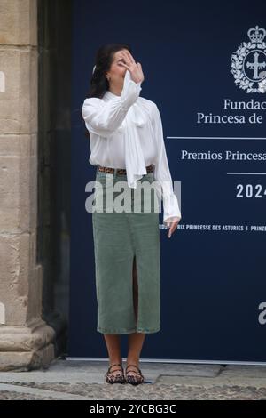 Oviedo, Spanien, 22. Oktober 2024: Die Athletin Carolina Marín begrüßt das Publikum, das sich Marín am 22. Oktober 2024 in Oviedo, Spanien, versammelt hat. Quelle: Alberto Brevers / Alamy Live News. Stockfoto