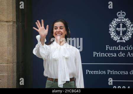 Oviedo, Spanien, 22. Oktober 2024: Die Athletin Carolina Marín begrüßt das Publikum, das sich Marín am 22. Oktober 2024 in Oviedo, Spanien, versammelt hat. Quelle: Alberto Brevers / Alamy Live News. Stockfoto