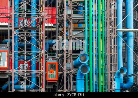 Farbenfrohe Fahrstühle und Pfeifen im Centre Pompidou (oder Beaubourg), moderne Architektur von Renzo Piano und Richard Rogers in Paris Frankreich Stockfoto