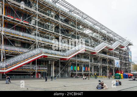 Exterior of Centre Pompidou (or Beaubourg) building, inside-out modern architecture by Renzo Piano and Richard Rogers in Paris France Stockfoto