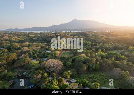 Abenteuer im Granada Nicaragua-Thema. Mombacho Vulkan bei Sonnenuntergang aus der Luft Stockfoto