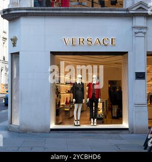 Italienischer Designer Versace Schaufenster zeigt weibliche Mannikins im City of London Store Herbst Oktober 2024 England Großbritannien KATHY DEWITT Stockfoto