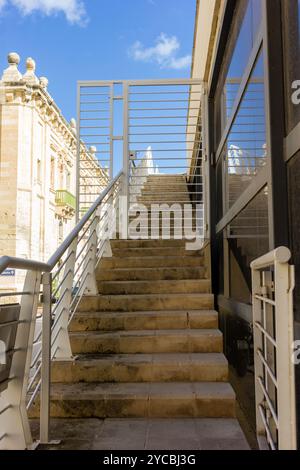 Eine Steintreppe führt zum Außenbereich des modernen Gebäudes Stockfoto