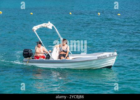 Älteres Ehepaar mittleren Alters in einem Leihboot in Keri auf der griechischen Ionischen Insel Zante oder Zakynthos in Griechenland. Stockfoto