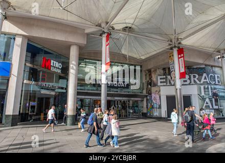 Der Haupteingang zum West Quay Einkaufszentrum in der oberen Bar Street, Stadtzentrum, Southampton, Hampshire, Großbritannien Stockfoto