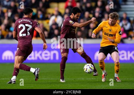 Matheus Nunes von Manchester City, Ilkay Gundogan und Tommy Doyle von Wolverhampton Wanderers kämpfen um den Ball während des Premier League-Spiels im Molineux Stadium in Wolverhampton. Bilddatum: Sonntag, 20. Oktober 2024. Stockfoto