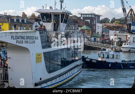 Die schwimmende Brücke oder Kettenfähre zwischen East Cowes und West Cowes auf der Isle of Wight erwies sich als Überquerungsdienst für den Fluss Medina. Stockfoto