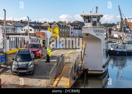 Die schwimmende Brücke oder Kettenfähre zwischen East Cowes und West Cowes auf der isle of wight mit einem kleinen Schlepper, der die Überquerung des Flusses Medina unterstützt Stockfoto