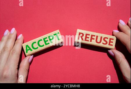 Symbol „Akzeptieren“ oder „Ablehnen“. Konzeptwort Akzeptieren oder Ablehnen auf Holzblöcken. Geschäftsmann Hand. Schöner roter Hintergrund. Geschäftlich und Akzeptieren oder Ablehnen Stockfoto