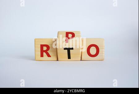 RPO vs. RTO-Symbol. Holzwürfel mit den Worten RTO bis RPO. Schöner weißer Hintergrund. Geschäftskonzept. Kopierbereich Stockfoto