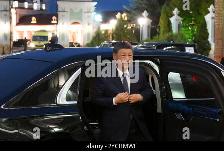 Kasan, Russland. Oktober 2024. Der chinesische Präsident Xi Jinping kommt mit dem Auto zum 16. BRICS-Gipfel im Kasaner Kreml am 22. Oktober 2024 in Kasan, Tatarstan, Russland. Quelle: Alexey Maishev/Brics-Russia2024.Ru/Alamy Live News Stockfoto