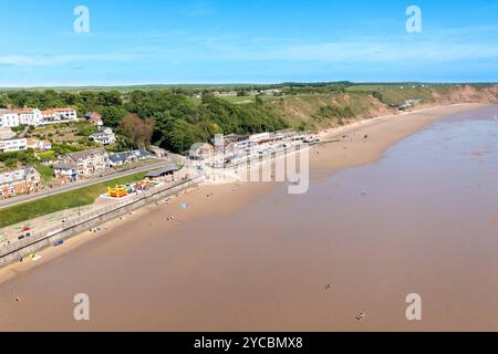 Luftbild der wunderschönen Stadt Filey in Großbritannien, die den Strand an einem sonnigen Sommertag zeigt Stockfoto