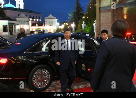 Kasan, Russland. Oktober 2024. Der chinesische Präsident Xi Jinping kommt mit dem Auto zum 16. BRICS-Gipfel im Kasaner Kreml am 22. Oktober 2024 in Kasan, Tatarstan, Russland. Quelle: Alexey Maishev/Brics-Russia2024.Ru/Alamy Live News Stockfoto