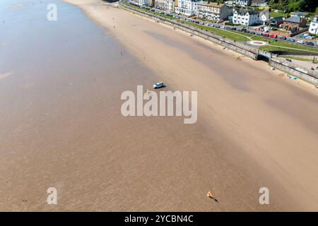 Luftbild der wunderschönen Stadt Filey in Großbritannien, die den Strand an einem sonnigen Sommertag zeigt Stockfoto