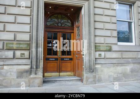 Edinburgh, UK, 3. Oktober 2024: Hauptsitz der Vermögensverwaltungsgesellschaft Abrdn in der George Street, Edinburgh. Bild: DB Media Services / Alamy Stockfoto