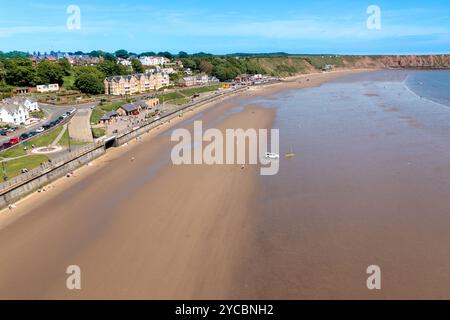 Luftbild der wunderschönen Stadt Filey in Großbritannien, die den Strand an einem sonnigen Sommertag zeigt Stockfoto