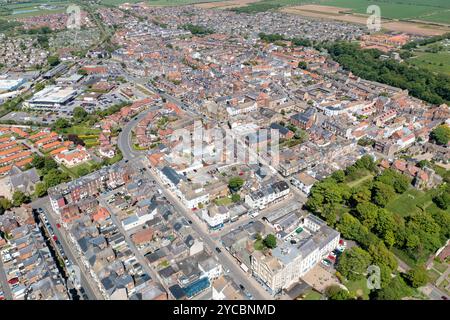 Luftbild der schönen Stadt Filey in Yorkshire, Großbritannien, mit dem Sandstrand und den Wohnsiedlungen an einem sonnigen Sommer Stockfoto