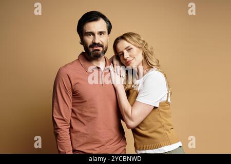 Ein Paar steht nahe und drückt Liebe und Wärme in einer gemütlichen Umgebung mit gedämpften Tönen aus. Stockfoto