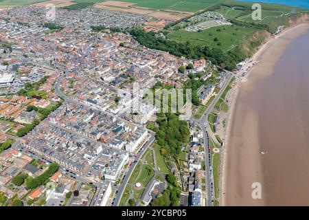 Luftbild der schönen Stadt Filey in Yorkshire, Großbritannien, mit dem Sandstrand und den Wohnsiedlungen an einem sonnigen Sommer Stockfoto