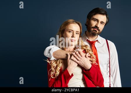 Ein Paar mittleren Alters steht eng und zeigt Vertrauen und Verbundenheit in einer modernen Umgebung. Stockfoto