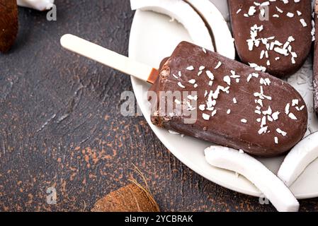 Kokosnusspopskel in Schokoladenglasur Stockfoto