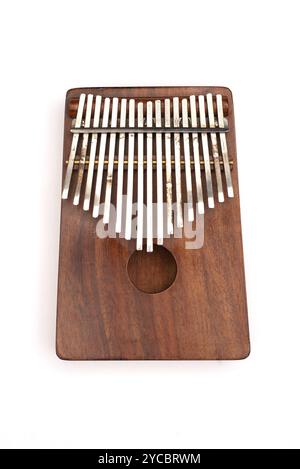 Kalimba oder Mmbira ist ein afrikanisches Musikinstrument. Kalimba aus Holzbrett mit Metall isoliert auf weißem Hintergrund Stockfoto