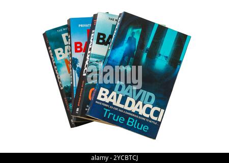 Auswahl von David Baldacci Büchern mit True Blue Buch oben isoliert auf weißem Hintergrund Stockfoto