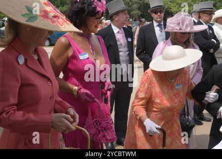 In der Warteschlange, um Rennen zu gehen, kommt eine reiche britische Gruppe von Leuten, die Pferderennen fahren, vom Parkplatz Nr. 1 in Royal Ascot. HOMER SYKES AUS DEN 2006 2000ER JAHREN Stockfoto