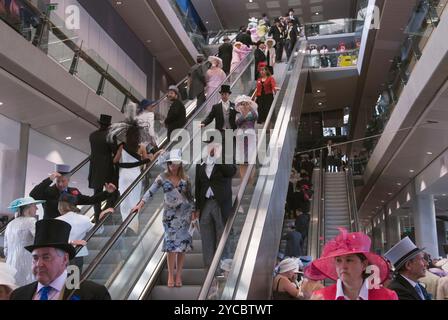 Neue Tribüne-Innenausstattung 2006 im ersten Jahr. Royal Ascot Berkshire England 2006 2000er Jahre Großbritannien HOMER SYKES. Stockfoto