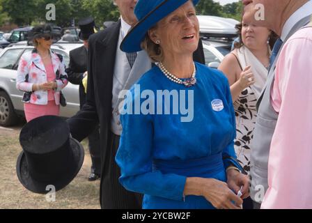 Schicke englische wohlhabende Leute in Großbritannien. Eine ältere Frau trägt ein neues blaues Kleid und einen passenden blauen Hut. Ladies Day, Royal Ascot, Pferderennen. Schlange am Eingang des Parkplatzes Nr. 1. Berkshire England 2006 2000er Jahre HOMER SYKES Stockfoto