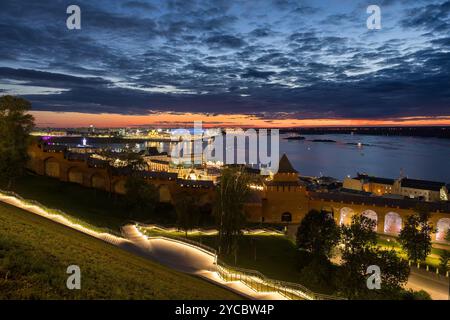 Ein atemberaubender Sonnenuntergang, der den berühmten Blick auf den Kreml und den Pfeil in Nischni Nowgorod, wo der Fluss Oka in die mächtige Wolga mündet, fängt Stockfoto