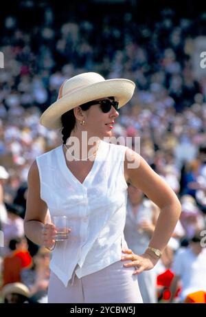 Junge Frau aus den 1980er Jahren, die modisch aussieht und eine weiße Bluse, einen großen Strohhut und eine dunkle Brille trägt. Royal Ascot Pferderennen. Ascot, Berkshire, England, Juni 1985 1980, UK. HOMER STKES, Stockfoto