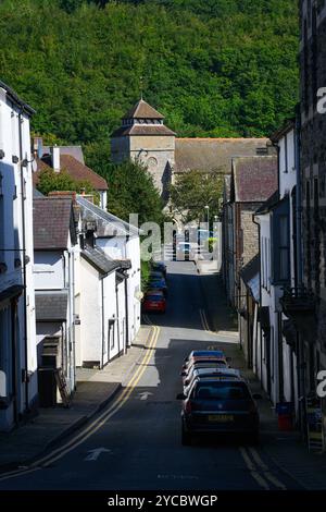 Knighton, Wales, Großbritannien - 11. September 2024; Blick entlang der Church Street nach St. Edwards in der walisischen Marktstadt Knighton Stockfoto