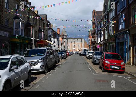 Llandrindod Wells, Wales, Großbritannien - 11. September 2024; Blick entlang der Middleton Street zum Postgebäude mit geparkten Autos Stockfoto