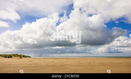 Sturmwolken treiben über Barmouth Beach und Cardigan Bay in Wales Stockfoto