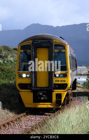 Barmouth, Wales, Großbritannien - 12. September 2024; Dieseltriebwagen Express Sprinter Klasse 158 nähert sich Barmouth Stockfoto