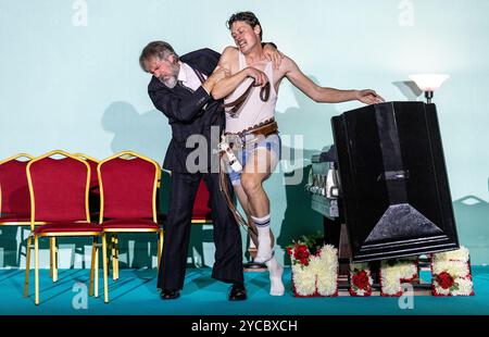 l-r: Grant Doyle (Sam), Henry Neill (Junior) in A QUIET PLACE at the Linbury Theatre, Royal Opera House, Covent Harden, London WC2 10/10/2024 Musik: Leonard Bernstein Libretto: Stephen Wadsworth Adaption Libretto & reduzierte Orchestrierung: Garth Edwin Sunderland Dirigent: Nicholas Chalmers Design: Annemarie Woods Beleuchtung: Fabiana Piccioli Bewegung: Sarah Fahie Regisseur: Oliver Mears Stockfoto