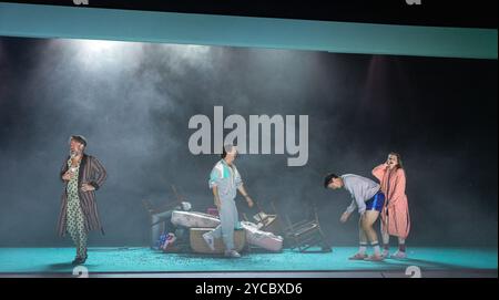 l-r: Grant Doyle (Sam), Elgan LLyr Thomas (Francois), Henry Neill (Junior), Rowan Pierce (Dede) in Einem RUHIGEN ORT im Linbury Theatre, Royal Opera House, Covent Harden, London WC2 10/10/2024 Musik: Leonard Bernstein Libretto: Stephen Wadsworth Adaption Libretto & reduzierte Orchestrierung: Garth Edwin Sunderland Dirigent: Nicholas Chalmers Design: Annemarie Woods Beleuchtung: Sarcioli Fahie Fahie Stockfoto