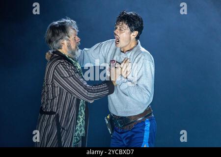 l-r: Grant Doyle (Sam), Henry Neill (Junior) in A QUIET PLACE at the Linbury Theatre, Royal Opera House, Covent Harden, London WC2 10/10/2024 Musik: Leonard Bernstein Libretto: Stephen Wadsworth Adaption Libretto & reduzierte Orchestrierung: Garth Edwin Sunderland Dirigent: Nicholas Chalmers Design: Annemarie Woods Beleuchtung: Fabiana Piccioli Bewegung: Sarah Fahie Regisseur: Oliver Mears Stockfoto